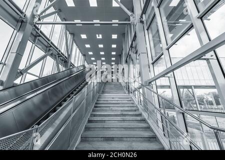 Leere Rolltreppe und Treppen zu den Bahnticketschaltern. Stockfoto