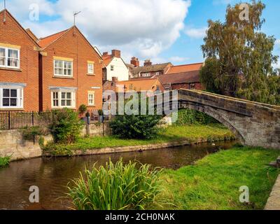 17C Pack Pferd Brücke über den Fluss Leven in Stokesley North Yorkshire, entlang der alten Lastesel aus Durham nach York Stockfoto