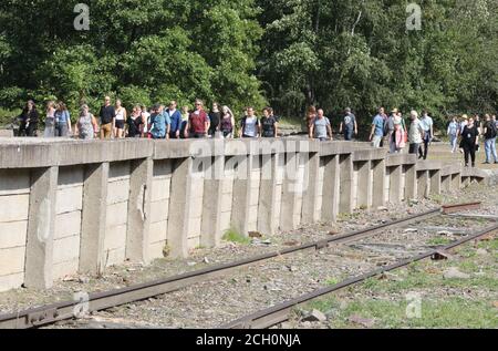 Weimar, Deutschland. September 2020. Teilnehmer eines gedenkmarsches sind auf dem Gelände des ehemaligen Bahnhofs des KZ Buchenwald. "Der Spaziergang nach Buchenwald" findet anlässlich des 75. Jahrestages der Befreiung des KZ Buchenwald statt. Kredit: Bodo Schackow/dpa-Zentralbild/dpa/Alamy Live Nachrichten Stockfoto