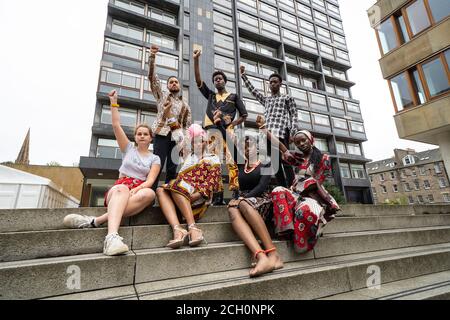 Edinburgh, Schottland, Großbritannien. September 2020, 13. Mitglieder der Blacked Movement feiern vor dem Gebäude, das früher als David Hume Tower bekannt war, am George Square auf dem Campus der Universität Edinburgh. Die Mitglieder der Bewegung sind alle Studenten an der Universität Edinburgh und haben beim EDI-Komitee (Diversity and Inclusion) der Universität beantragt, Humes Namen wegen seiner historischen, angeblich rassistischen Ansichten entfernen zu lassen. Der Turm wurde in 40 George Square umbenannt. Iain Masterton/Alamy Live News Stockfoto