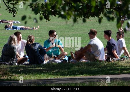 London, Großbritannien. 13. Sept 2020: Die Londoner nutzten das sonnige Wetter, um am Clapham Common zu picknicken und Sport zu treiben, einen Tag bevor sich die sozialen Distanzierungsregeln ändern werden. Anna Watson/Alamy Live Nachrichten Stockfoto