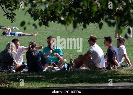 London, Großbritannien. 13. Sept 2020: Die Londoner nutzten das sonnige Wetter, um am Clapham Common zu picknicken und Sport zu treiben, einen Tag bevor sich die sozialen Distanzierungsregeln ändern werden. Anna Watson/Alamy Live Nachrichten Stockfoto