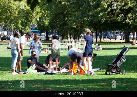 London, Großbritannien. 13. Sept 2020: Die Londoner nutzten das sonnige Wetter, um am Clapham Common zu picknicken und Sport zu treiben, einen Tag bevor sich die sozialen Distanzierungsregeln ändern werden. Anna Watson/Alamy Live Nachrichten Stockfoto