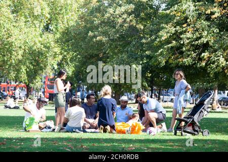 London, Großbritannien. 13. Sept 2020: Die Londoner nutzten das sonnige Wetter, um am Clapham Common zu picknicken und Sport zu treiben, einen Tag bevor sich die sozialen Distanzierungsregeln ändern werden. Anna Watson/Alamy Live Nachrichten Stockfoto