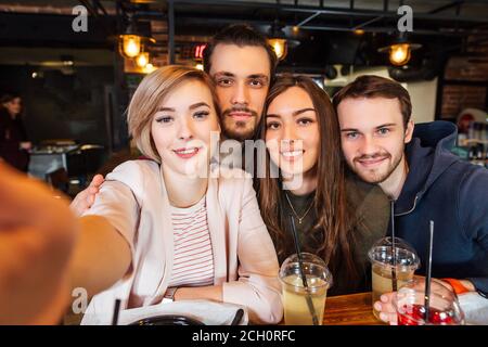 Gruppe lächelnder Freunde, die Selfie in der Loft-Bar machen. Menschen, Freizeit, Freundschaft und Technik Konzept Stockfoto