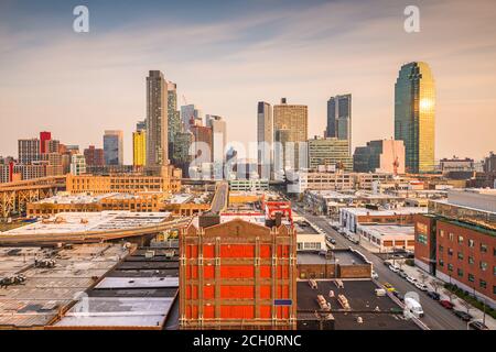 Long Island City, New York, USA Skyline von Downtown-Stadtbezirks in der Abenddämmerung. Stockfoto