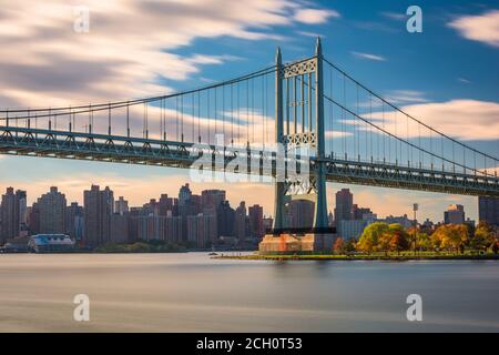 Die Robert F. Kennedy Bridge in New York City erstreckt sich über den East River von Randalls Island bis Queens. Stockfoto