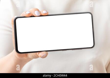 Frauen halten und zeigen Smartphones Vorderansicht, Mockup Bild leer weißen Bildschirm Handy Stockfoto