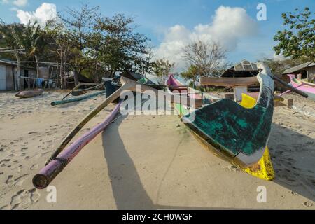 Jukung Fischerboote am Mawun Strand, Lombok. Kuta Lombok ist ein exotisches Paradies auf der indonesischen Insel, mit wunderschönen weißen Sandstränden und Kristall Stockfoto