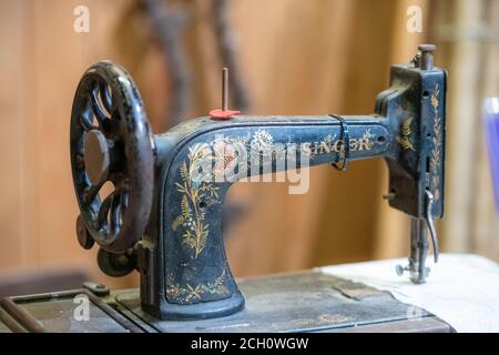 Aldershot, UK - 9. 5. 2020: Alte Singer Nähmaschine in einer Ausstellung in einem Armeemuseum in Großbritannien Stockfoto