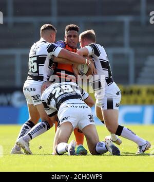 Derrell Olpherts von Castleford Tigers wird von Gareth Ellis und Joe Cator vom Hull FC während des Matches der Betfred Super League im total Wicked Stadium, St. Helens, angegangen. Stockfoto