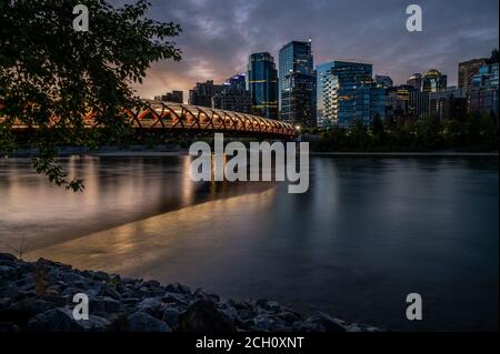 Speichern Download Vorschau Sonnenaufgang Himmel über der Friedensbrücke vorbei Downtown Calgary Stockfoto