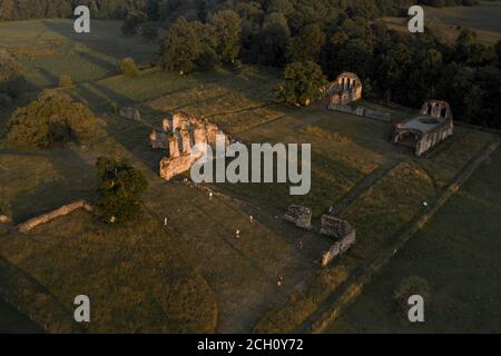 Luftaufnahme der Ruinen der Waverley Abbey in Surrey, England. Aufgenommen bei Sonnenuntergang mit einer Drohne mitten im Sommer Stockfoto