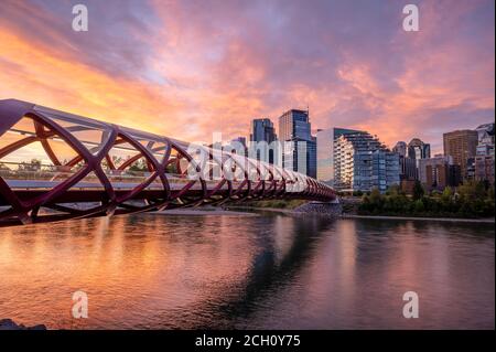 Speichern Download Vorschau Sonnenaufgang Himmel über der Friedensbrücke vorbei Downtown Calgary Stockfoto