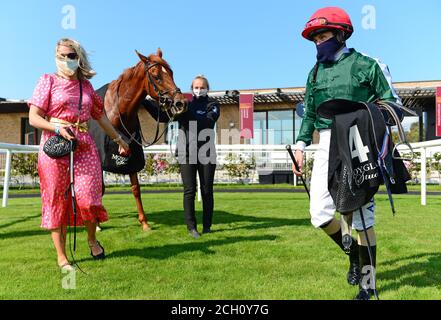 Cayenne Pepper mit Jockey Shane Foley (rechts) und Jodie Perry und Kate Harrington (links), nachdem sie am zweiten Tag des Longines Irish Champions Weekend auf der Curragh Racecourse die Moylare 'Jewels' Blandford Stakes (Gruppe 2) gewonnen hatten. Stockfoto