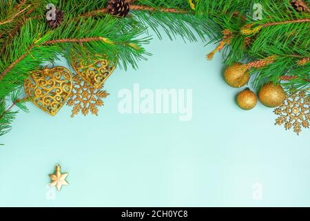 Weihnachtsdekoration. Zweig weihnachtsbaum, weihnachtskugeln und Christbaumstern. Neujahr. Draufsicht, flach liegend Stockfoto