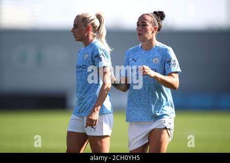 Alex Greenwood von Manchester City (links) und Lucy Bronze beim Barclays FA WSL-Spiel im Academy Stadium, Manchester. Stockfoto