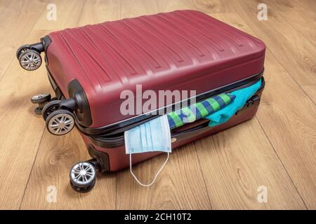 Koffer packen. Vorbereitung Reisekoffer zu Hause nach der Pandemie Stockfoto