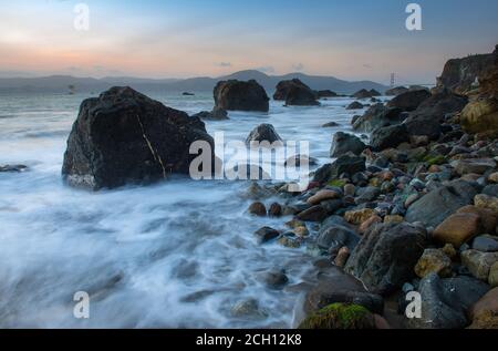 Wunderschöne Sonnenuntergangseekape am Strand in San Francisco Stockfoto