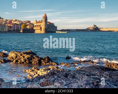 Goldene Stunde Blick auf Église Notre-Dame-des-Anges, den Hafen und die Stadt, Collioure, Frankreich Stockfoto