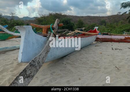 Jukung Fischerboote am Mawun Strand, Lombok. Kuta Lombok ist ein exotisches Paradies auf der indonesischen Insel, mit wunderschönen weißen Sandstränden und Kristall Stockfoto