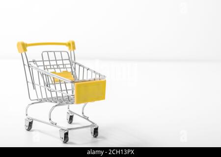 Warenkorb auf weißem Hintergrund, leerer Metallwagen oder Trolley auf weiß. Konzept von Shopping, Konsumdenken, Einzelhandel und E-Commerce Stockfoto