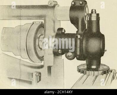 . Amerikanischer Ingenieur und Eisenbahn Zeitschrift . YEBTICAL-FRÄSGERÄT. ONrVKBSAL RADIAL-MULLINGMASCHINE. Konstruktion ist so, dass nur zwei Schrauben für die Einstellung und sichere Klemmung erforderlich sind, und beide Schrauben sind sehr bequem für den Bediener zu lokalisierenden. Die horizontale Schraube, die den Kopf in die Halterung einspannt, ist reibungsarm und hat eine sehr große Klemmkraft. Die vertikale Spindel hat eine Öffnung und ist für die großen Planfräser mit Gewinde versehen; sowohl die Kegelbohrung als auch das Gewinde sind identisch mit denen der Hauptspindel, wodurch alle Werkzeuge austauschbar sind. Ziehen Sie die Schraube Stockfoto
