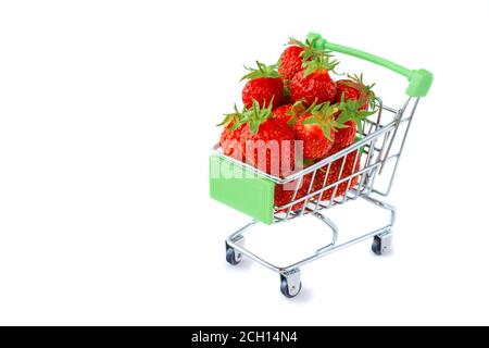 Erdbeeren im Lebensmittelkarren. Frische reife süße Erdbeeren im Warenkorb. Stockfoto