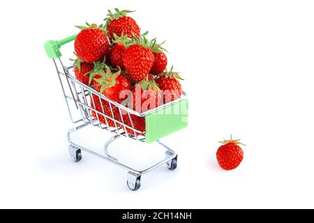 Frische süße reife Erdbeeren im Warenkorb oder Einkaufswagen, isoliert auf weißem Hintergrund. Nahaufnahme. Erdbeeren aus biologischem Anbau Stockfoto