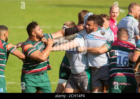 LEICESTER, ENGLAND. 13. SEPTEMBER 2020 während des Gallagher Premiership-Matches zwischen Leicester Tigers und Northampton Saints in der Welford Road, Leicester am Sonntag, 13. September 2020, fliegen Spannungen zwischen Courtney Lawes of Northampton Saints und Nephi Leatigaga of Leicester Tigers. (Kredit: Leila Coker, MI News) Kredit: MI Nachrichten & Sport /Alamy Live Nachrichten Stockfoto