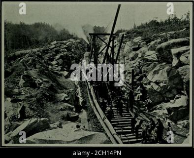 . Die Herstellung einer großen kanadischen Eisenbahn; Die Geschichte von der Suche nach und Entdeckung der Route, und der Bau der fast fertig gestellten Grand Trunk Pacific Railway vom Atlantik zum Pazifik, mit einigen Bericht über die Nöte und mitreißende Abenteuer seiner Konstrukteure in unerforschten Land . Auf der Portage die anstrengendste Phase der Vermessung in einem neuen Land wie dem unbekannten Ontariound Quebec ist die Beförderung von Waren, Bootsfahrten und Booten quer durch das Land. Die Gurte die Last von etwa einem Hundertgewicht auf den Rücken, während die Kanus sind handledsimiely, was den Träger Stockfoto