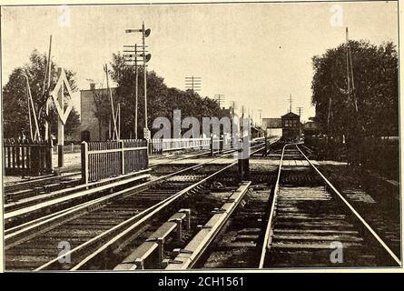 . Der Straßenbahnjournal . er Schaltungsbrecher wird .open, trennen die Gleise an diesem Ende, und diese sepa-Ration kann durch werfen-ing die Schalter in der Sub-Sta-tion abgeschlossen werden. Der einzige Ort, an dem die Ost- und Westwege miteinander verbunden sind, findet sich am Eingang zu den Yards, am Rockaway Park Terminal, am Ja-maica Bahnhof und am Nordende des Jamaica Bay Böllers. Diese Punkte, die beiden Spuren sind miteinander verbunden durch einen 2000-Amp.Switch, und Leistungsschalter, montiert unter Schutz conven-iently befindet, mittels dessen sie getrennt werden können, wenn nec-essary. Dieser Punkt ist ein Stockfoto