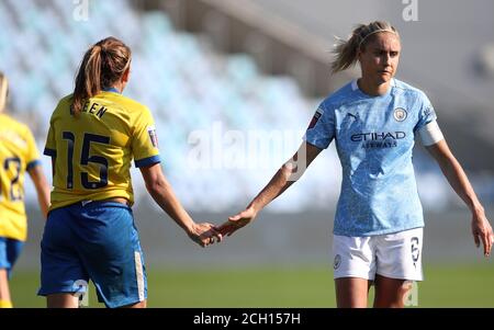 Kayleigh Green von Brighton und Hove Albion (links) und Steph Houghton von Manchester City geben sich nach dem letzten Pfiff beim Barclays FA WSL-Spiel im Academy Stadium, Manchester, die Hände. Stockfoto