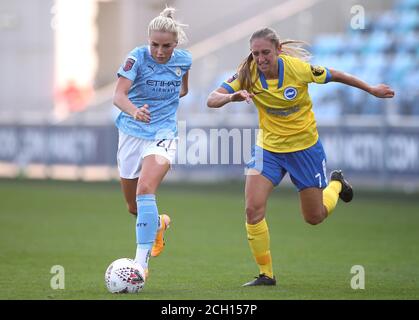 Alex Greenwood von Manchester City (links) und Aileen Whelan von Brighton und Hove Albion kämpfen beim Barclays FA WSL-Spiel im Academy Stadium in Manchester um den Ball. Stockfoto