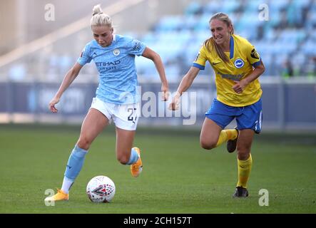 Alex Greenwood von Manchester City (links) und Aileen Whelan von Brighton und Hove Albion kämpfen beim Barclays FA WSL-Spiel im Academy Stadium in Manchester um den Ball. Stockfoto