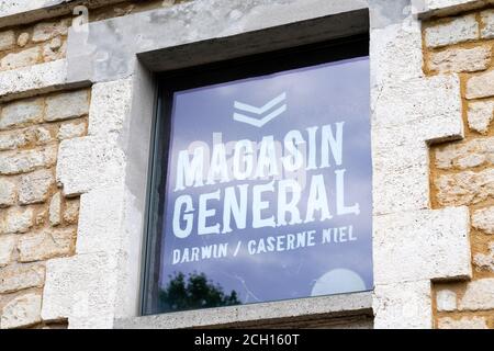 Bordeaux , Aquitanien / Frankreich - 09 01 2020 : magasin General Logo und Zeichen in Darwin Place in Caserne Niel in Bordeaux Frankreich Stockfoto