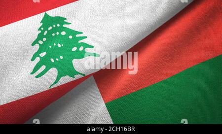 Libanon und Madagaskar zwei Flaggen Textiltuch, Stoff Textur Stockfoto