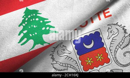 Libanon und Mayotte zwei Flaggen Textiltuch, Stoffstruktur Stockfoto