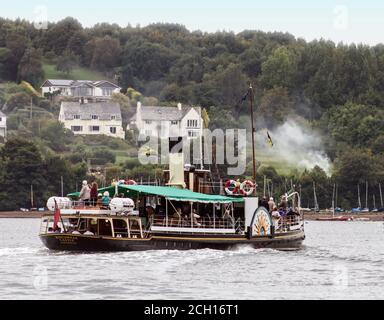 Das Kingswear Castle, der einzige kohlegefeuerte Raddampfer Großbritanniens, ist voll mit Besuchern, die den River Dart in Richtung der historischen Stadt Devonshire fahren Stockfoto