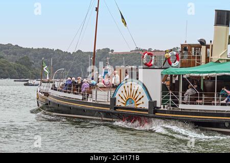 Das Kingswear Castle, der einzige kohlegefeuerte Raddampfer Großbritanniens, ist voll mit Besuchern, die den River Dart in Richtung der historischen Stadt Devonshire fahren Stockfoto