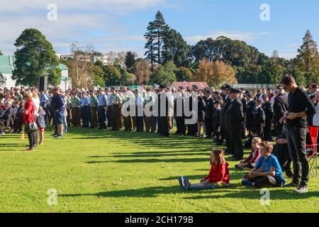 Eine Menge Zuschauer, darunter Luftwaffe und Armee Kadetten und St. John Krankenwagen Freiwillige, bei der Anzac Day Gedenkfeier in Tauranga, Neuseeland Stockfoto