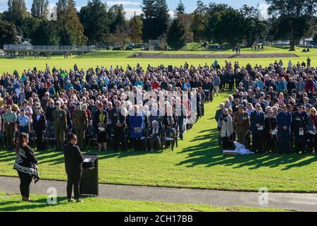 Eine Menschenmenge traf sich zu den Anzac Day Gottesdiensten im Memorial Park, Tauranga, Neuseeland. April 25 2018 Stockfoto