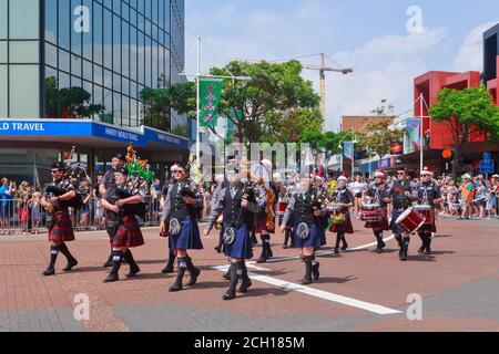 Eine schottische Rohr- und Trommelband, mit Lametta auf ihren Dudelsäcken, marschiert in einer Weihnachtsparade. Tauranga, Neuseeland, November 30 2019 Stockfoto