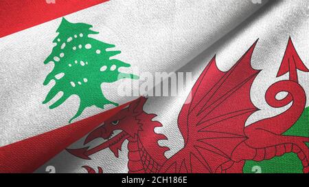 Libanon und Wales zwei Flaggen Textiltuch, Stoff Textur Stockfoto