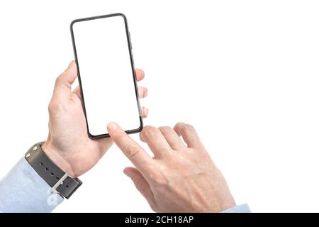 Mann Hand hält das schwarze Handy mit leerem Bildschirm und Finger berühren. Moderne rahmenlose Design. Isoliert auf weißem Hintergrund. Handymockup Stockfoto