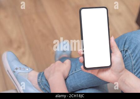 Mockup-Bild von Frauen Hände halten Handy mit leerem Bildschirm. Handy mit Handgriff für Frauen und leerem Bildschirm. Handy-Modell. Stockfoto