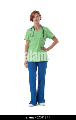 Krankenschwester in blau-grüner Uniform mit Stethoskop und Dokumentenmappe isoliert auf weißem Hintergrund, Porträt in voller Länge Stockfoto