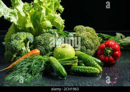 Bild von grünem Gemüse Set mit rotem Pfeffer Stockfoto