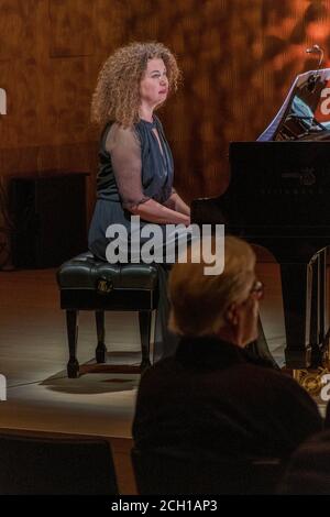 Schauspielerin Iris Berben liest Roger Willemsen WER WIR WAREN, Pianistin Olena Kushpler, Klarinettist Pablo Barragán, FESTIVAL Harbour Front SoundsHa Stockfoto