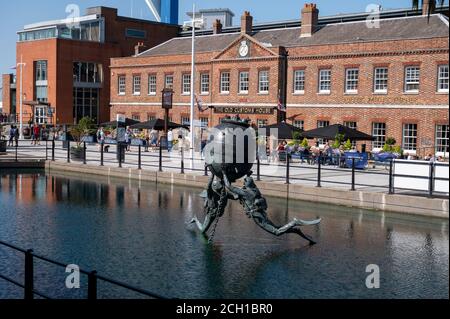 Bronzeskulptur von zwei Tauchern mit einer Mine in Gunwharf Quay in der Stadt Portsmouth. Stockfoto